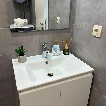 New Boutique - Vasil Aprilov 6a Апартамент *
